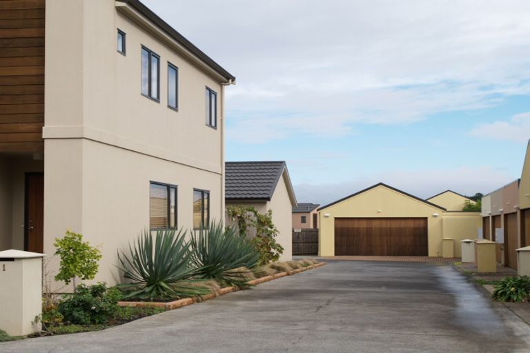Photo of property in 11 Puma Drive, Golflands, Auckland, 2013