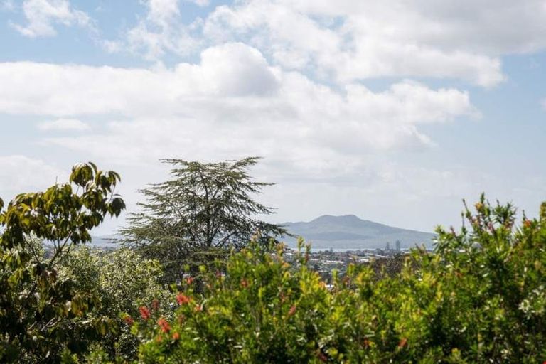 Photo of property in 86 Ayton Drive, Totara Vale, Auckland, 0629