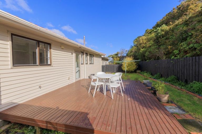 Photo of property in 15 Somes Crescent, Newlands, Wellington, 6037