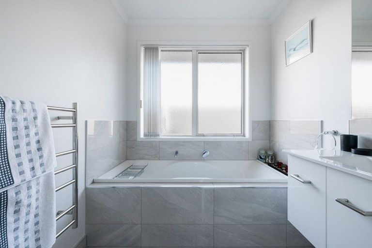 Photo of property in 36 Rose Leigh Drive, Cambridge, 3434