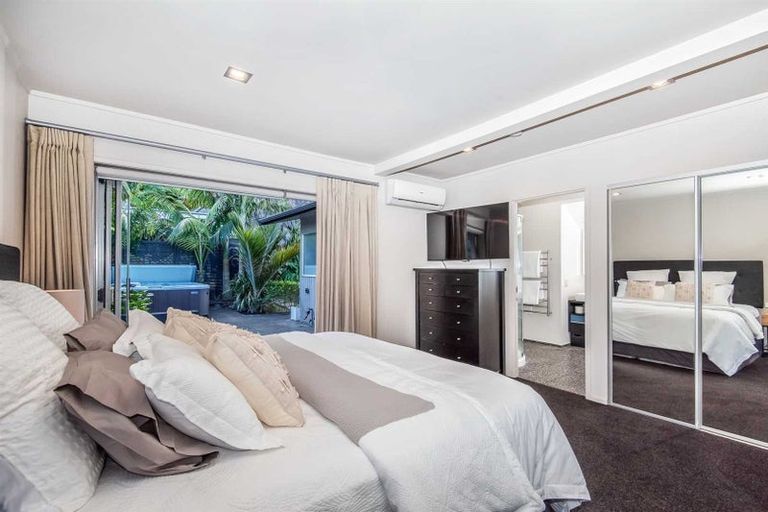 Photo of property in 42 Ravenwood Drive, Forrest Hill, Auckland, 0620