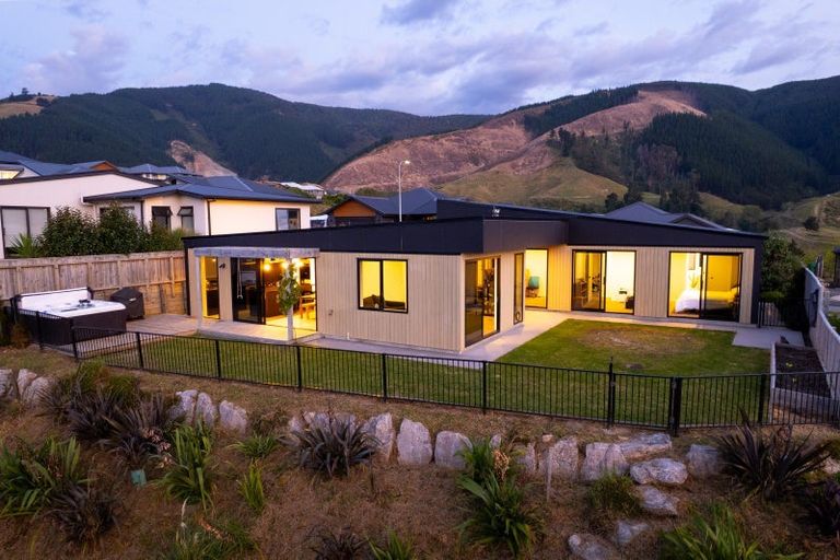 Photo of property in 32 Huntaway Close, Stoke, Nelson, 7011