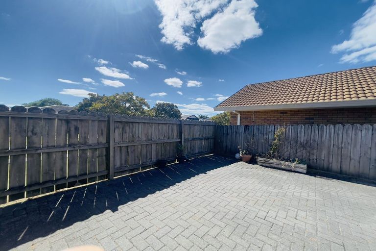 Photo of property in 1 Mellefont Close, East Tamaki Heights, Auckland, 2016