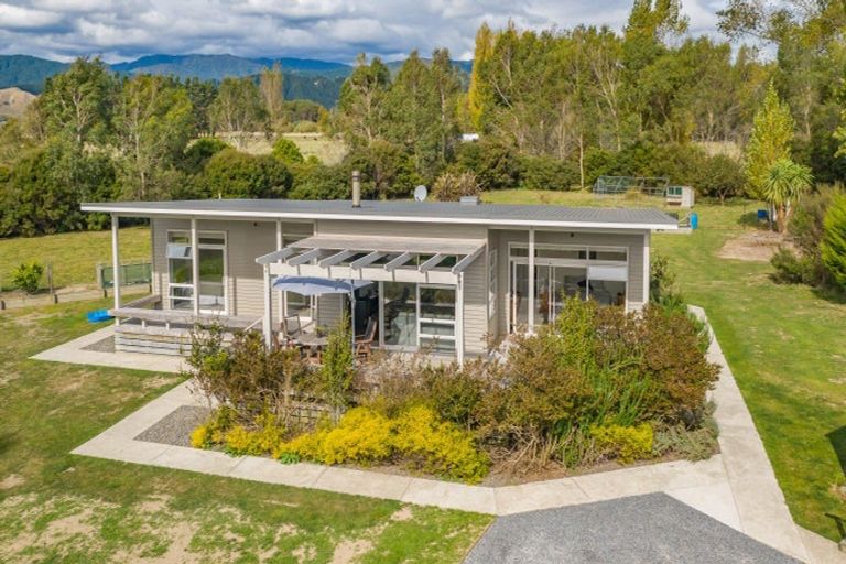 Photo of property in 3 Takapu Road, Manakau, Levin, 5573