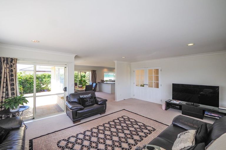 Photo of property in 17 Crown Hill, Paraparaumu, 5032