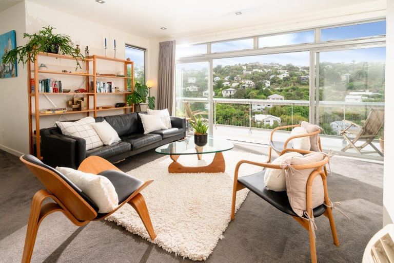 Photo of property in 28 Tiketike Way, Brooklyn, Wellington, 6021