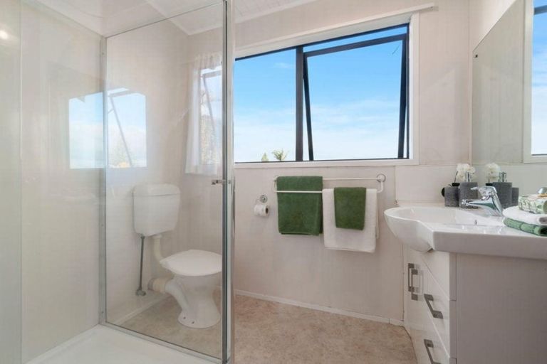 Photo of property in 16 Taikata Road, Te Atatu Peninsula, Auckland, 0610