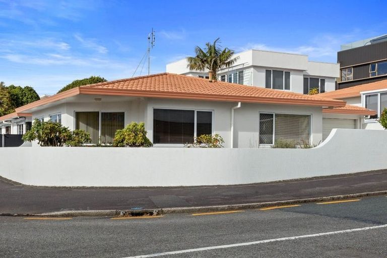Photo of property in 1 Strandon Place, Strandon, New Plymouth, 4312