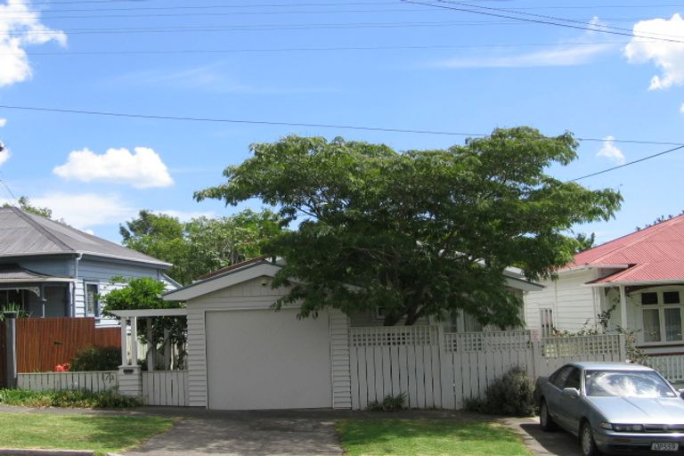 Photo of property in 17a Kiwi Road, Stanley Point, Auckland, 0624