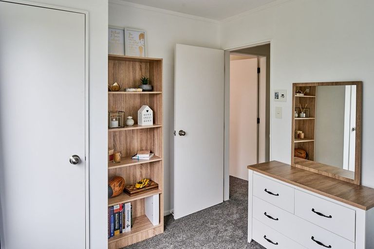 Photo of property in 15a Ruskin Road, Newlands, Wellington, 6037