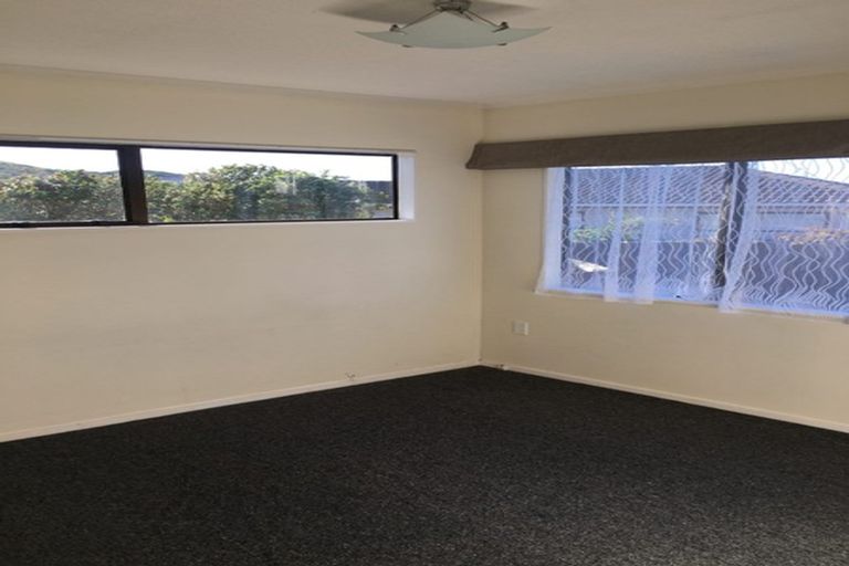 Photo of property in 28 Fernhaven Grove, Newlands, Wellington, 6037