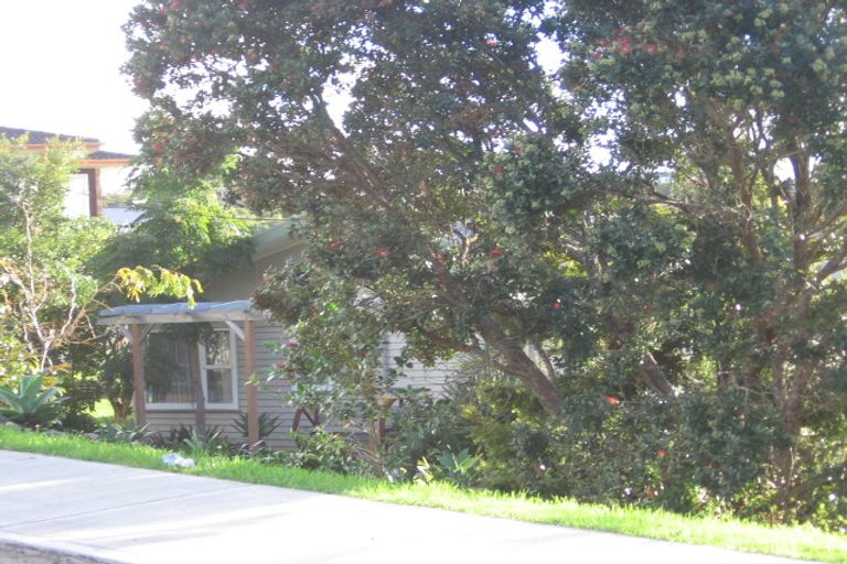 Photo of property in 4 Tawhana Crescent, Red Beach, 0932