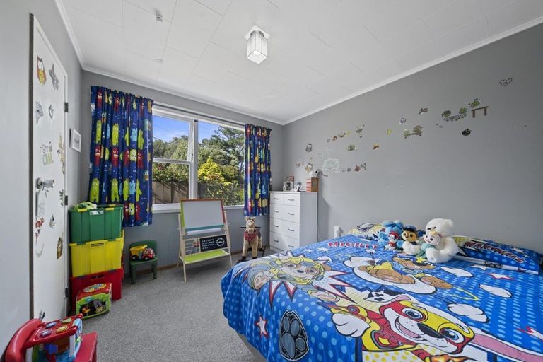 Photo of property in 27 Griffiths Grove, Newlands, Wellington, 6037