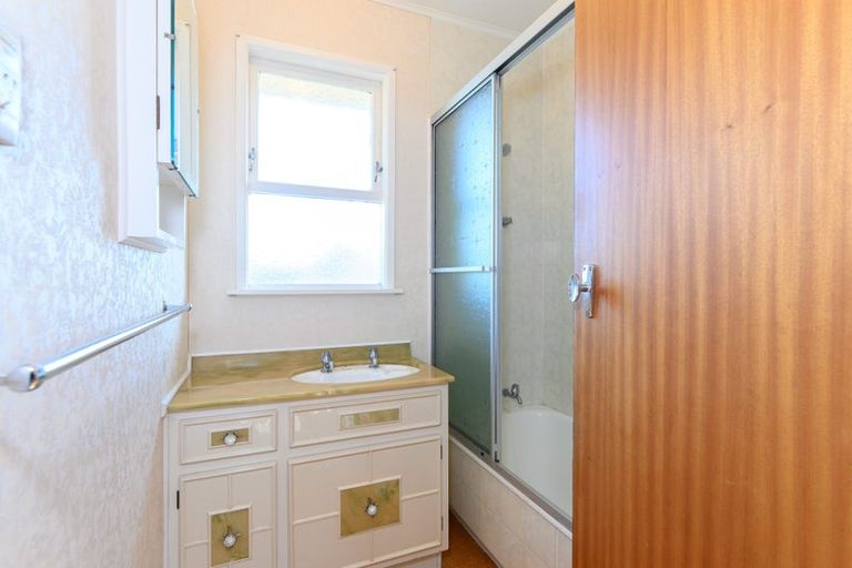 Photo of property in 92 Colwill Road, Massey, Auckland, 0614