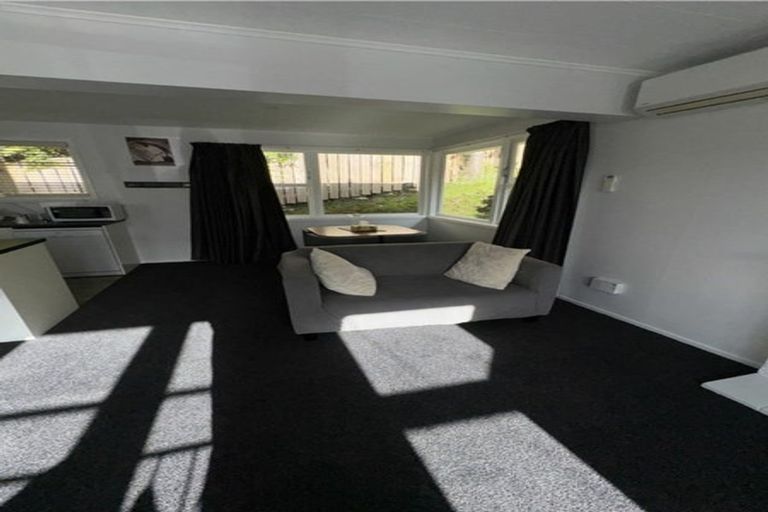 Photo of property in 11 Innes Way, Newlands, Wellington, 6037