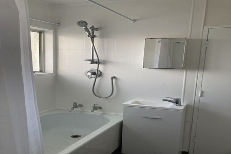 Photo of property in 105f2 Apu Crescent, Lyall Bay, Wellington, 6022
