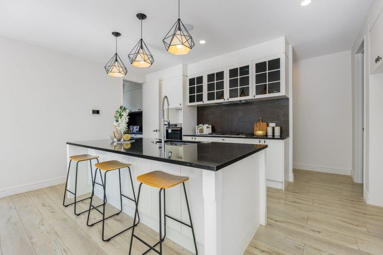 Photo of property in 10 Ian Gordon Lane, Orewa, 0931