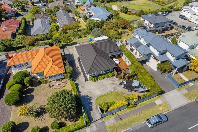 Photo of property in 37 Mellons Bay Road, Mellons Bay, Auckland, 2014