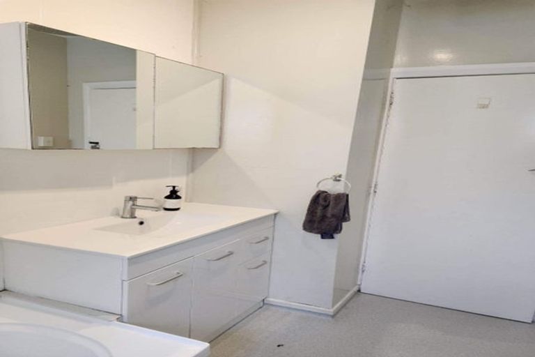 Photo of property in 3-5 Knoll Street, Island Bay, Wellington, 6023