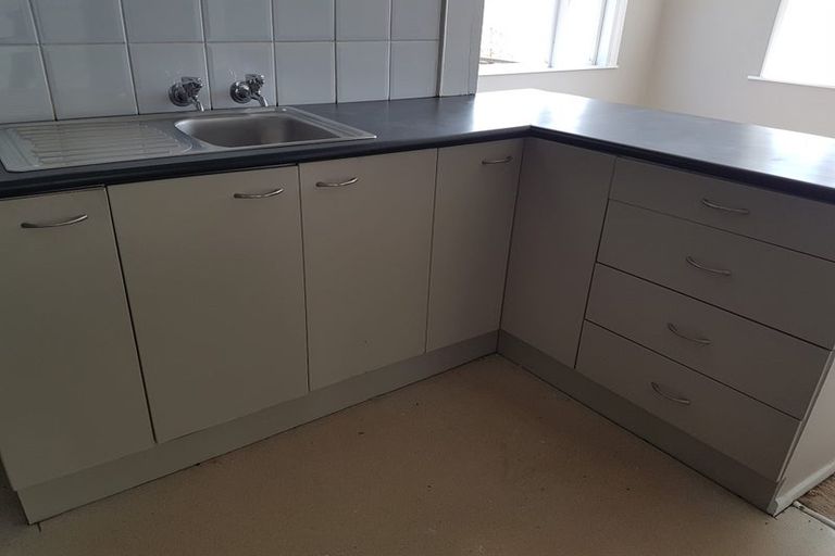 Photo of property in 7 Griffiths Grove, Newlands, Wellington, 6037