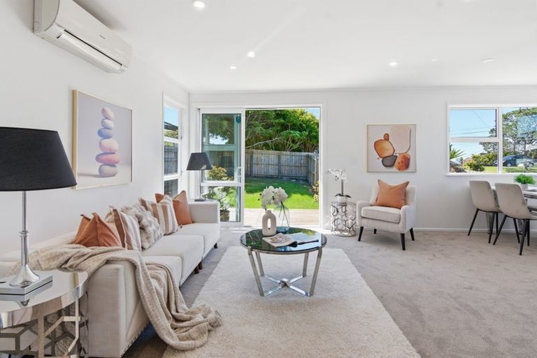 Photo of property in 1/862 East Coast Road, Northcross, Auckland, 0630