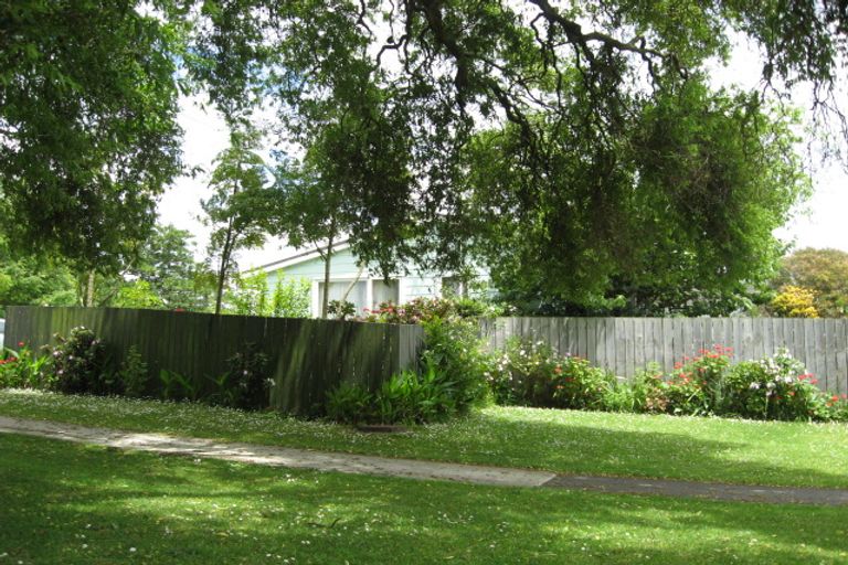 Photo of property in 56 Kemble Close, Mangere, Auckland, 2022