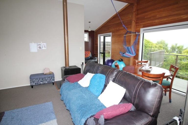 Photo of property in 10 Bayswater Place, Newlands, Wellington, 6037