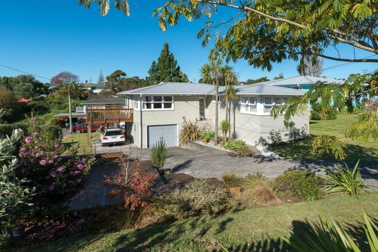Photo of property in 15 Kelwyn Road, Kelston, Auckland, 0602