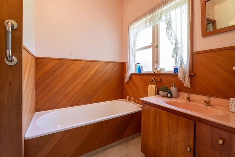 Photo of property in 25 Lyndhurst Road, Tawa, Wellington, 5028