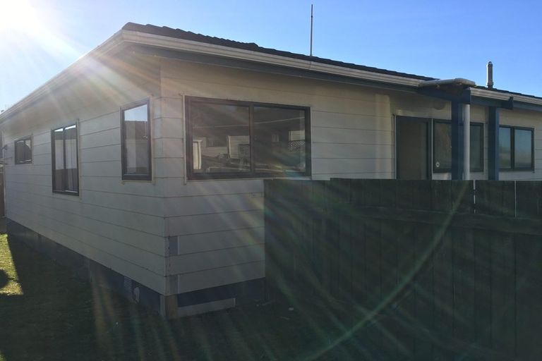 Photo of property in 28 Fernhaven Grove, Newlands, Wellington, 6037