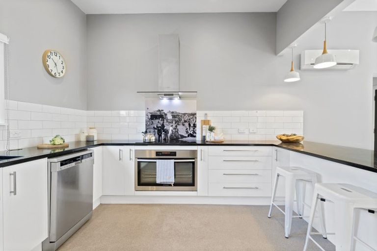 Photo of property in 203 Sutherland Road, Lyall Bay, Wellington, 6022