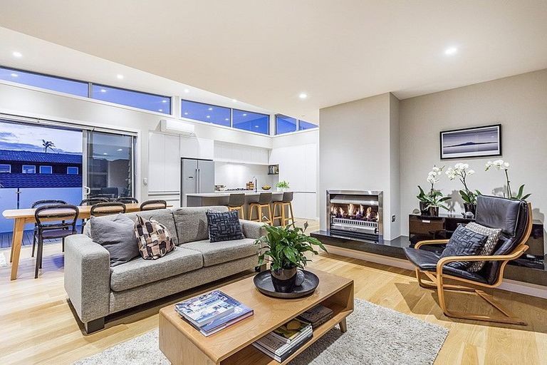 Photo of property in 49 Seaview Road, Castor Bay, Auckland, 0620