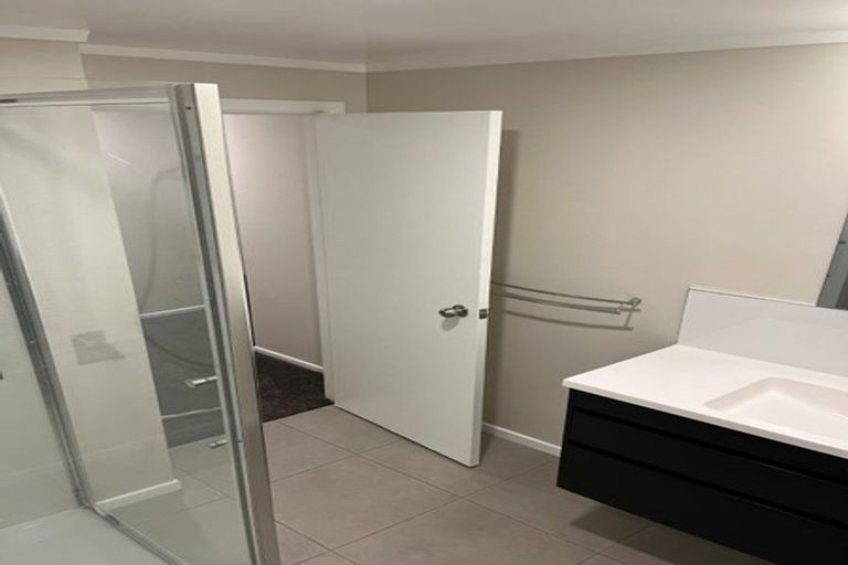 Photo of property in 8 Waiari Road, Conifer Grove, Takanini, 2112