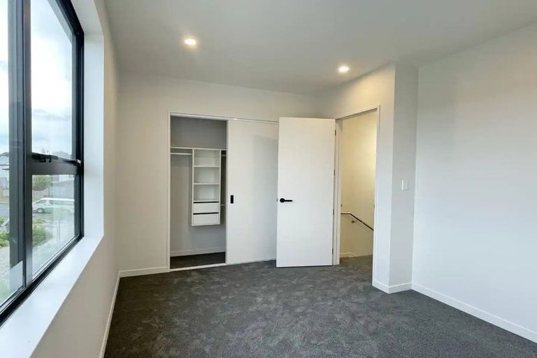 Photo of property in 9 Heketara Way, Massey, Auckland, 0614