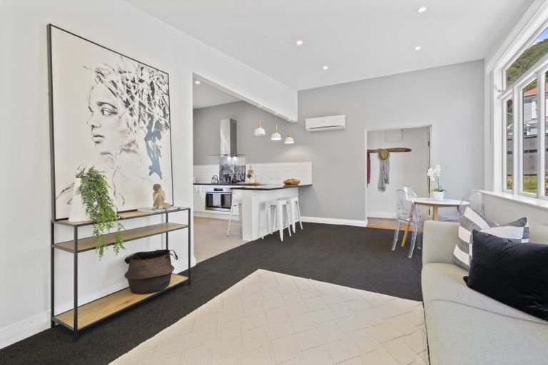 Photo of property in 203 Sutherland Road, Lyall Bay, Wellington, 6022