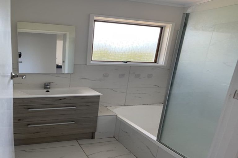 Photo of property in 44 Tamahere Drive, Glenfield, Auckland, 0629