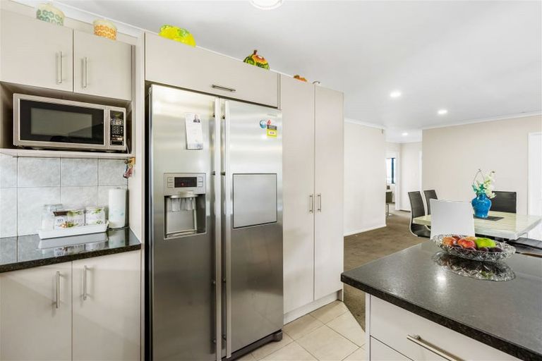 Photo of property in 22 Gordon Stanley Drive, Massey, Auckland, 0614