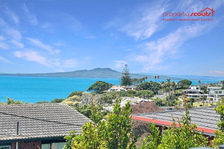 Photo of property in 2/33 Montgomery Avenue, Rothesay Bay, Auckland, 0630