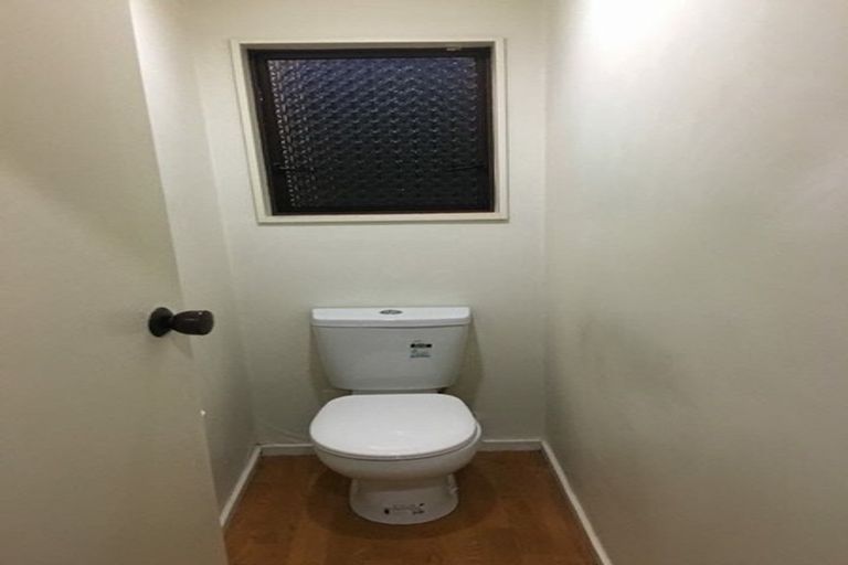 Photo of property in 17 Fernhaven Grove, Newlands, Wellington, 6037