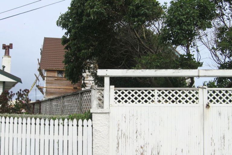 Photo of property in 40 Puru Crescent, Lyall Bay, Wellington, 6022