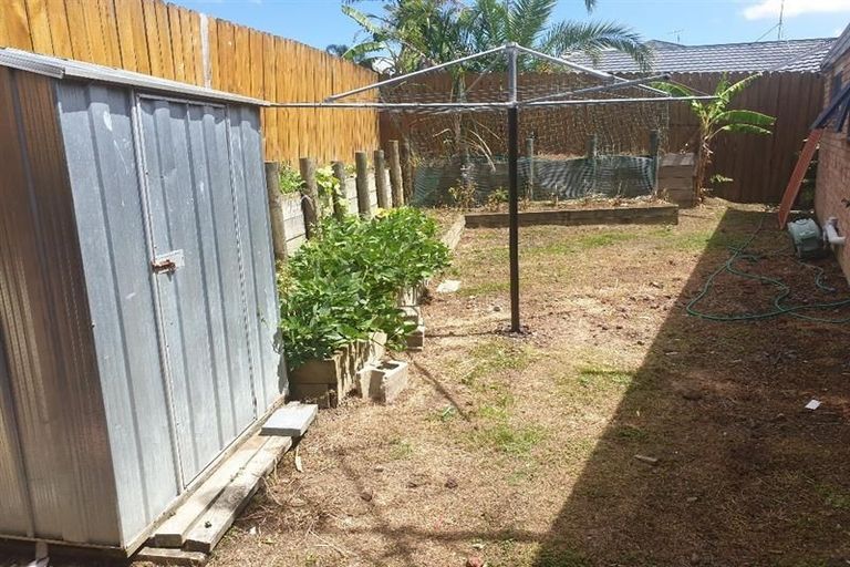 Photo of property in 18 Plumstead Rise, Glen Eden, Auckland, 0602