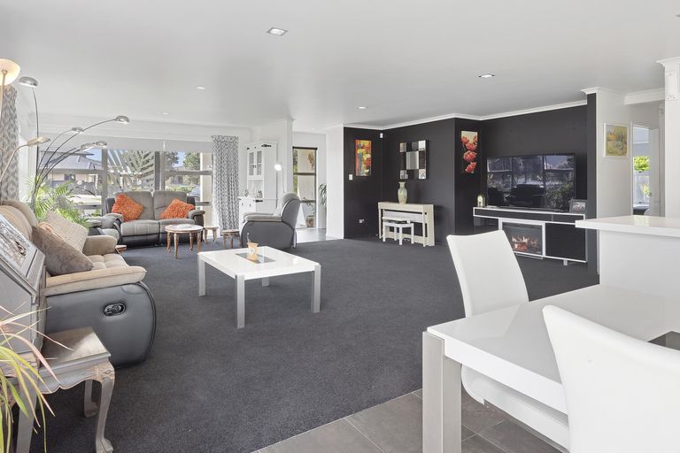 Photo of property in 18 Resolution Place, One Tree Point, 0118