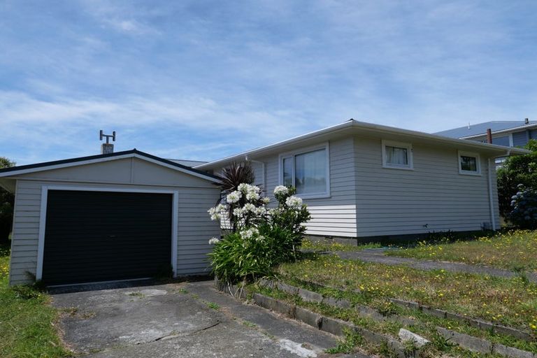 Photo of property in 12 Fitzpatrick Street, Newlands, Wellington, 6037