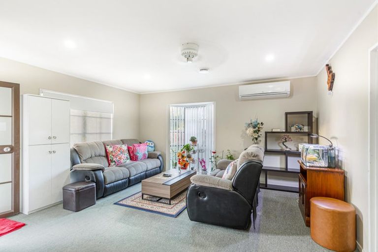 Photo of property in 2/124 Waimumu Road, Massey, Auckland, 0614