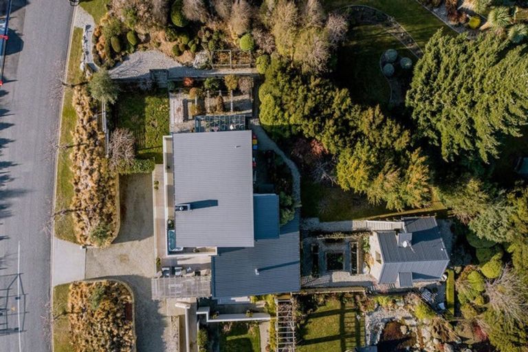 Photo of property in 8b Minaret Ridge, Wanaka, 9305