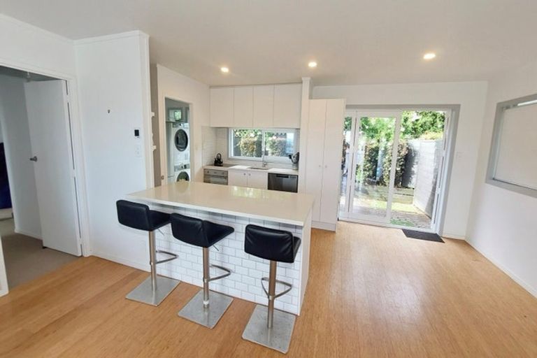 Photo of property in 1/5a Pullum Street, Birkenhead, Auckland, 0626