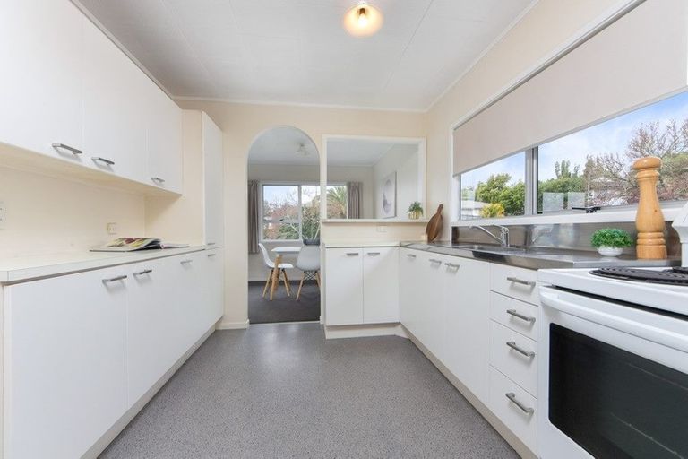 Photo of property in 28 Meadowood Drive, Unsworth Heights, Auckland, 0632