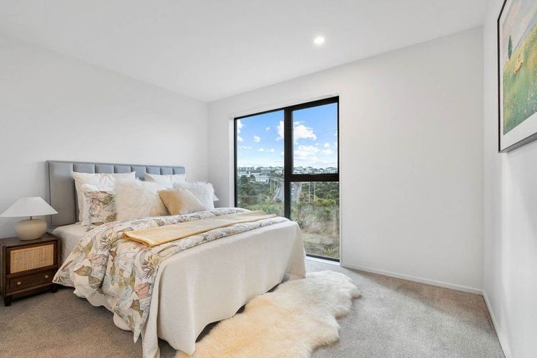 Photo of property in 2/1090 Beach Road, Torbay, Auckland, 0630