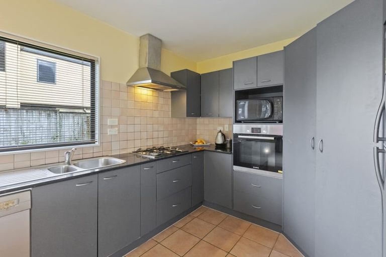 Photo of property in 24 Beach Road, Te Atatu Peninsula, Auckland, 0610