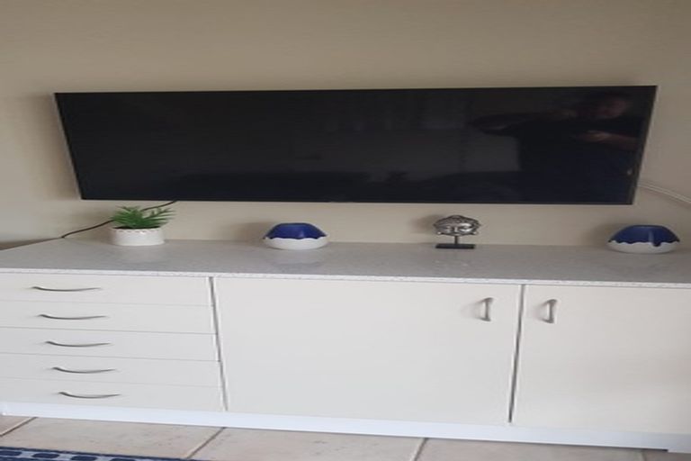 Photo of property in 37 John Dee Crescent, Red Beach, 0932